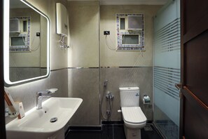 Shower, hair dryer, bidet, towels - “5-Star Luxury Apartment Steps from the National Museum of Egyptian Civilization (Cairo Governorate)