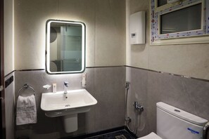 Shower, hair dryer, bidet, towels - “5-Star Luxury Apartment Steps from the National Museum of Egyptian Civilization (Cairo Governorate)