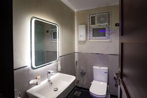 Shower, hair dryer, bidet, towels - “5-Star Luxury Apartment Steps from the National Museum of Egyptian Civilization (Cairo Governorate)