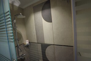 Shower, hair dryer, bidet, towels - “5-Star Luxury Apartment Steps from the National Museum of Egyptian Civilization (Cairo Governorate)