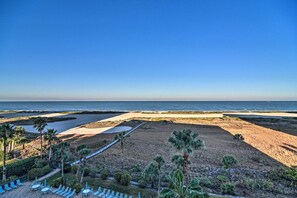 Rannalla, aurinkotuoleja, rantapyyhkeitä