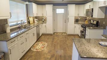 Microondas, horno, parrilla de estufa y lavavajillas