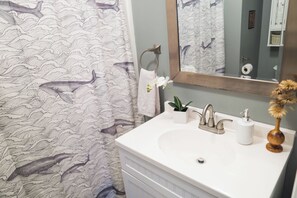 Hårtørrer, bidet, håndklæder, Toiletpapir