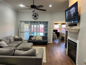 Una Smart TV, una pantalla de ordenador, una impresora