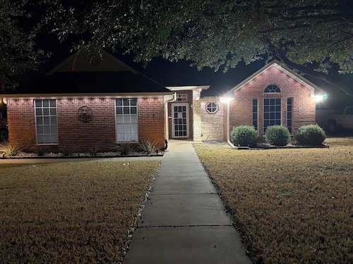 Pilot Point-Minutes to Ray Roberts Lake, 3-bedroom house in adorable Pilot Point