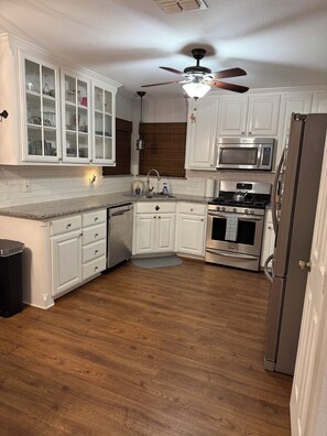 ميكروويف، فرن، موقد طهي مسطح، غسالة أطباق