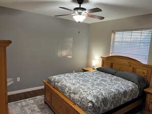 3 slaapkamers, een strijkplank/strijkijzer, gratis wifi, beddengoed