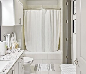 Hair dryer, towels, soap, toilet paper - Cozy 1-bedroom condo in marvelous Atlanta with AC and gym access (Atlanta)