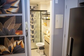 Secador de cabelo, toalhas de banho, sabonete, papel higiênico