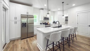 Coffee/tea maker, fridge, microwave, oven - Hidden Pines Sanctuary - Bungalow Escape Near 30A (Santa Rosa Beach)