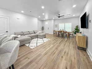 TV - Hidden Pines Sanctuary - Bungalow Escape Near 30A (Santa Rosa Beach)