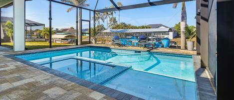 Alberca al aire libre y alberca climatizada