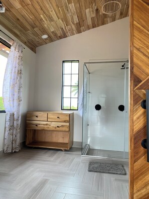 Dutxa, assecador de cabells, bidet i tovalloles 