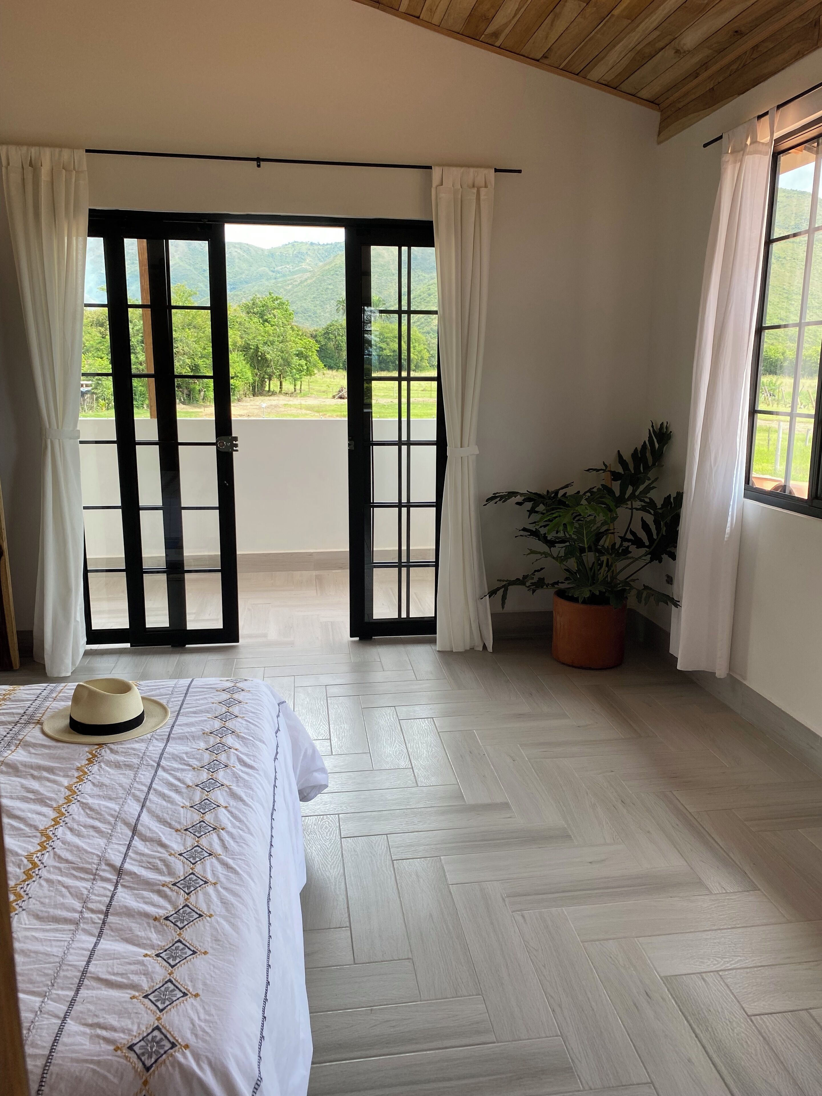 4 bedrooms, iron/ironing board, WiFi, bed sheets