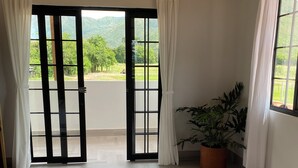 4 bedrooms, iron/ironing board, WiFi, bed sheets - Peaceful Farmhouse • 10 Min to Roldanillo • Perfect for Paragliders (Bolivar)
