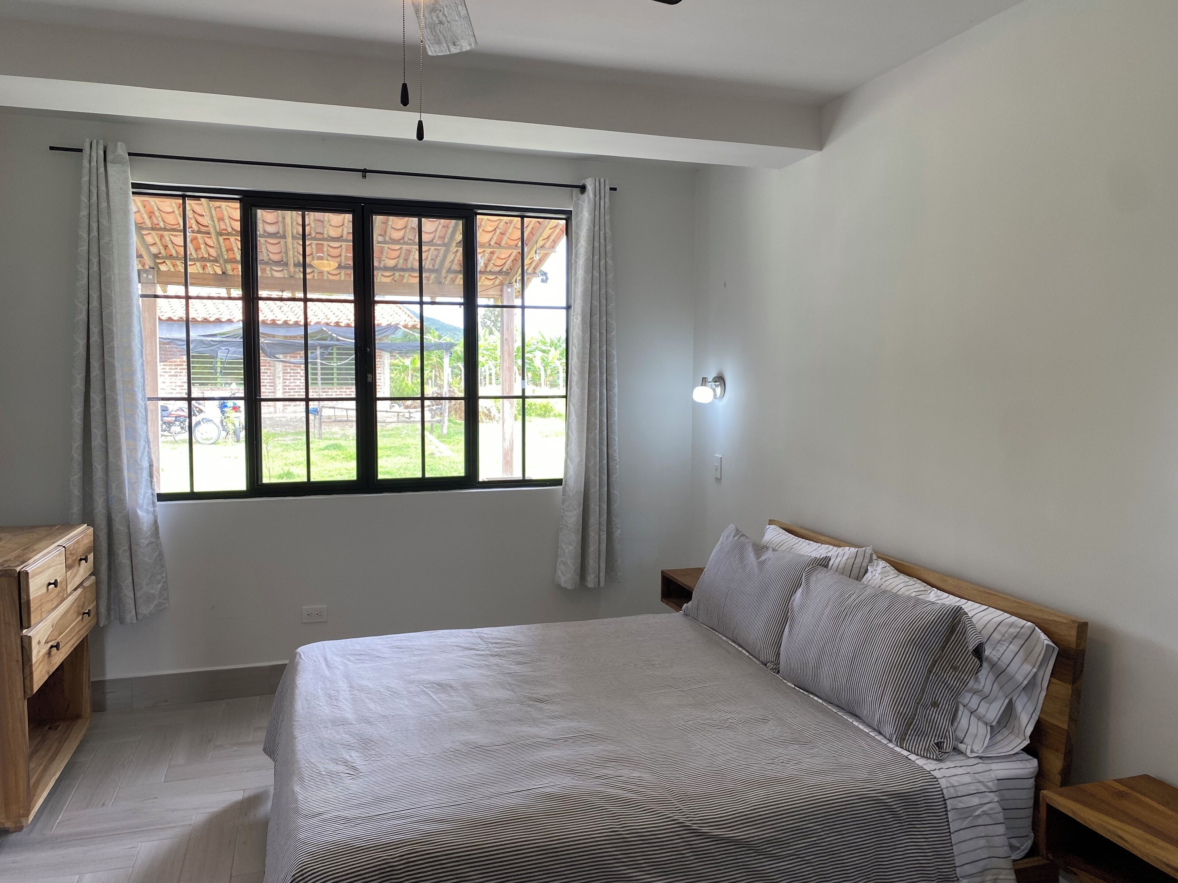 4 habitaciones, tabla de planchar con plancha, wifi y ropa de cama 