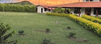Peaceful Farmhouse • 10 Min to Roldanillo • Perfect for Paragliders