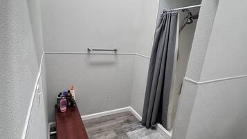 Chuveiro, toalhas de banho, papel higiênico