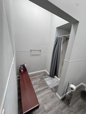 Chuveiro, toalhas de banho, papel higiênico