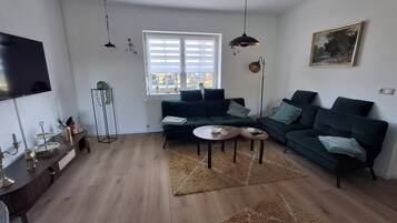 Smart-TV, Bücher, Stereoanlage