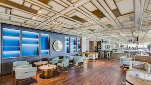 Bar (on property) - 1BR Oceanfront Resort with pool (Miami Beach)