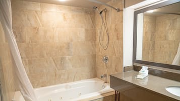 Serviettes fournies, savon, shampoing, papier toilette