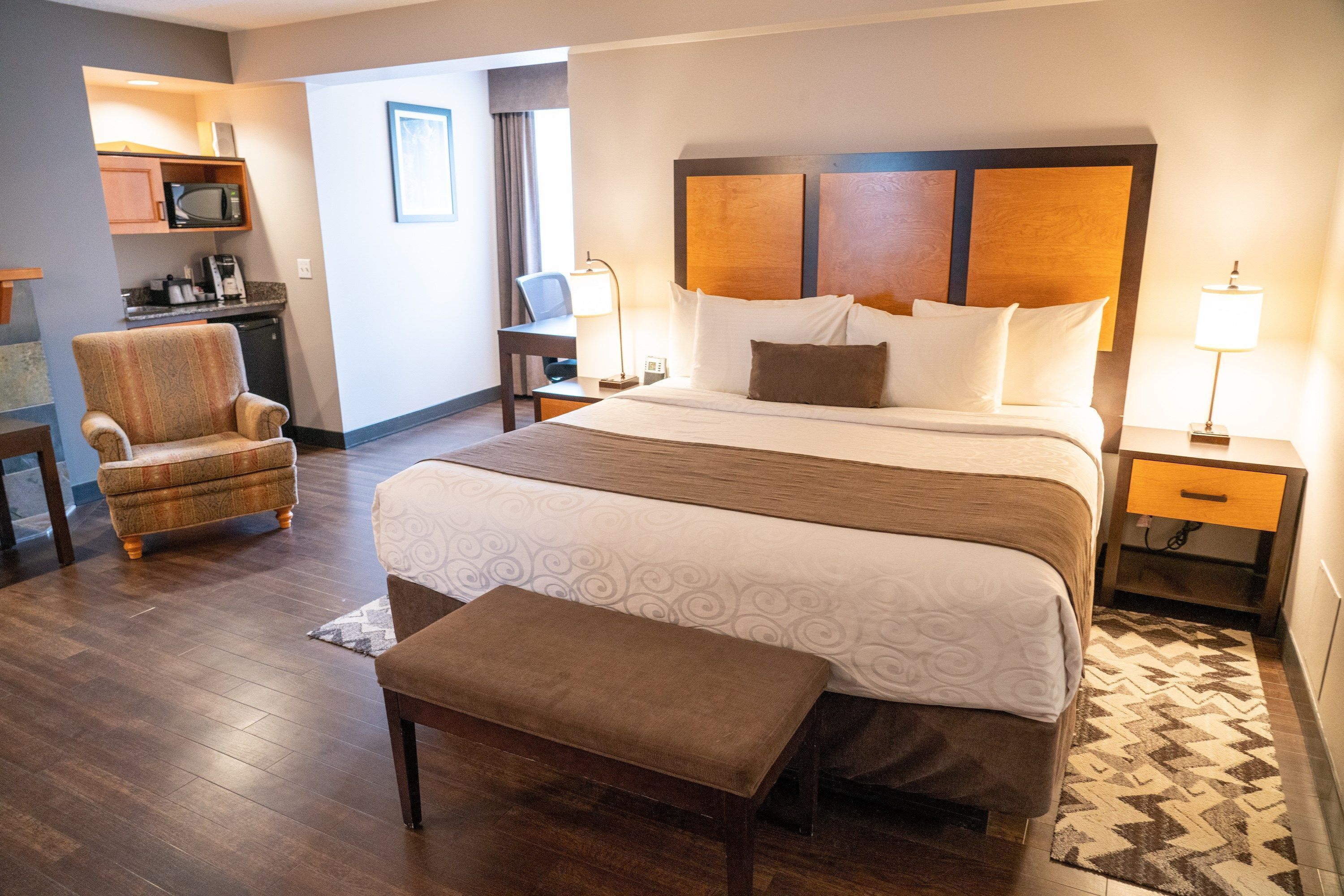 Caja de seguridad en la habitación y tabla de planchar con plancha 