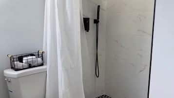 Bruser, hårtørrer, håndklæder, Sæbe