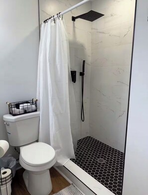 Bruser, hårtørrer, håndklæder, Sæbe