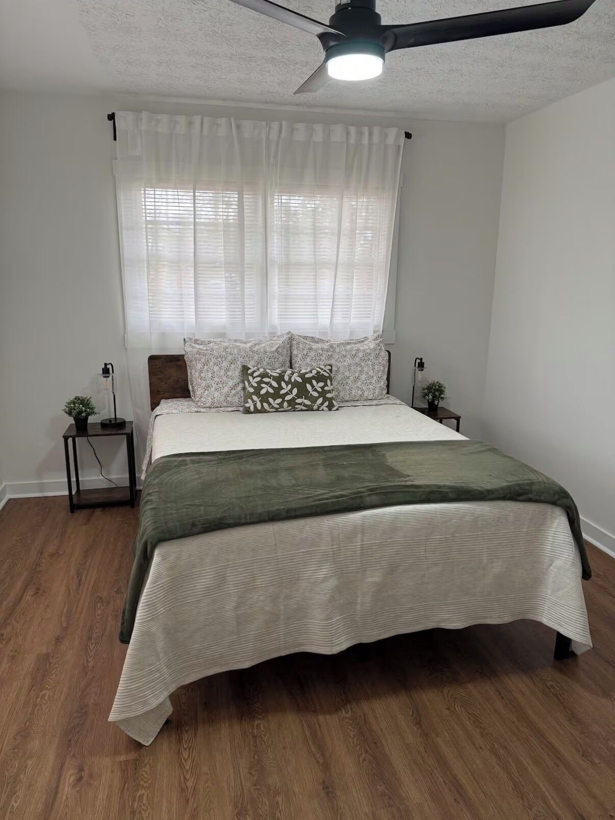 3 bedrooms, iron/ironing board, internet, bed sheets