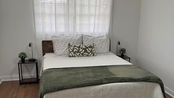3 bedrooms, iron/ironing board, internet, bed sheets