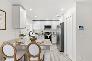 Een koelkast, een microgolfoven, een oven, een kookplaat