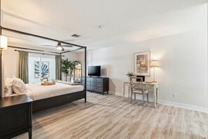 4 slaapkamers, een bureau, een strijkplank/strijkijzer, reisbedje