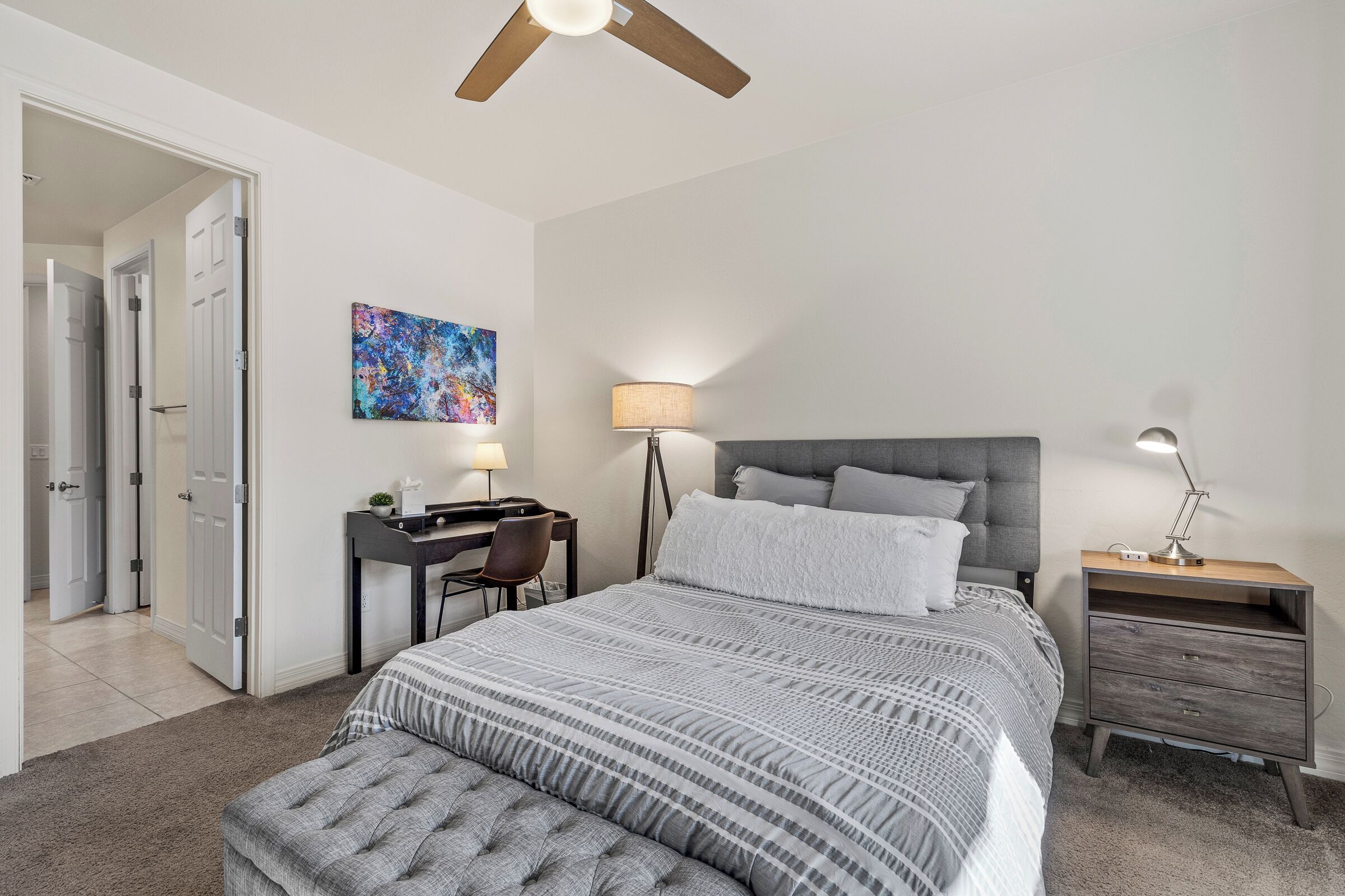 2 soverom, skrivebord, strykejern/-brett og wi-fi (inkludert)