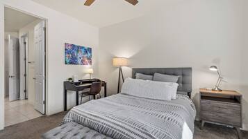 2 soverom, skrivebord, strykejern/-brett og wi-fi (inkludert)