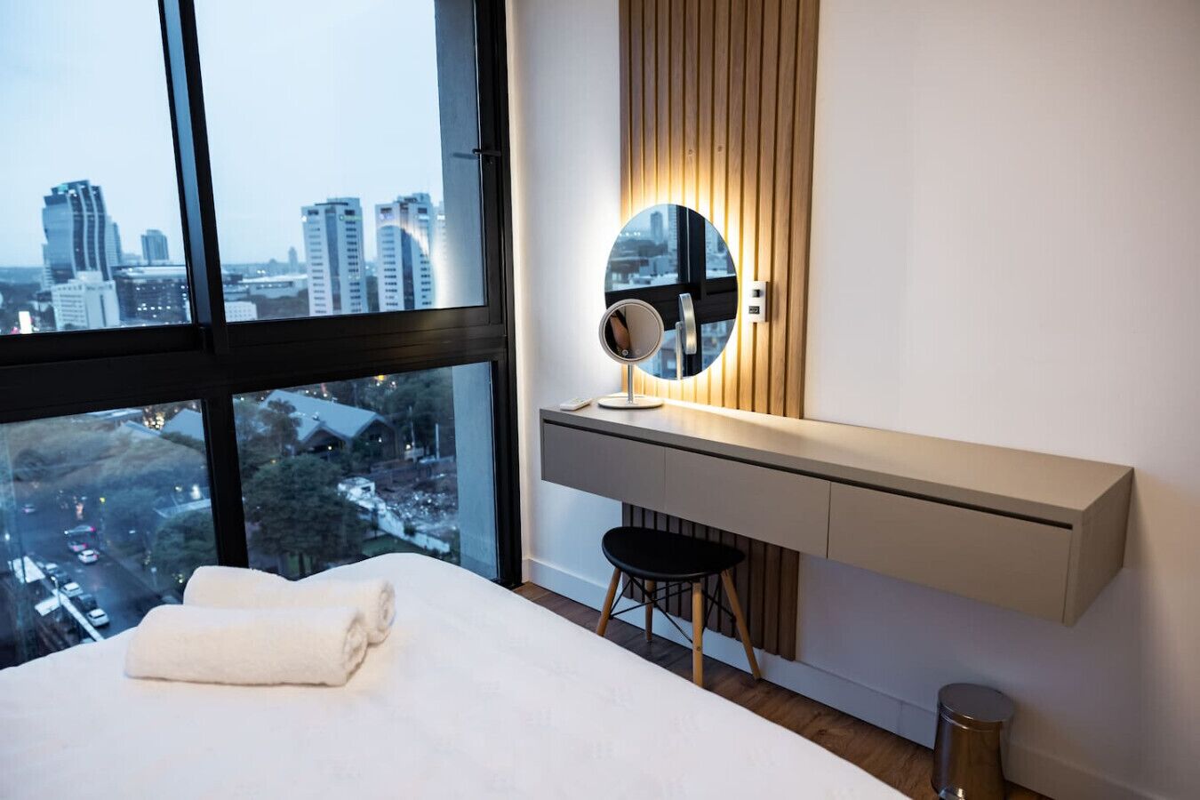 办公桌、熨斗/熨衣板、WiFi