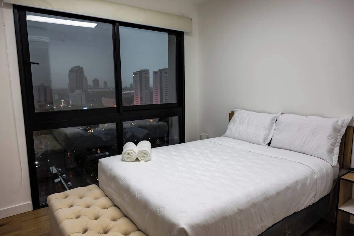 Tabla de planchar con plancha, wifi y ropa de cama 