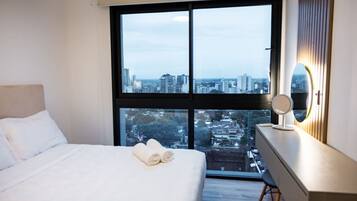 Een bureau, een strijkplank/strijkijzer, wifi