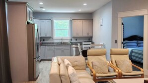 Unclassified image, 4 of 16, button - Beautiful 2-bedroom Apartment above Garage with AC in charming Mount Pleasant (Mount Pleasant)