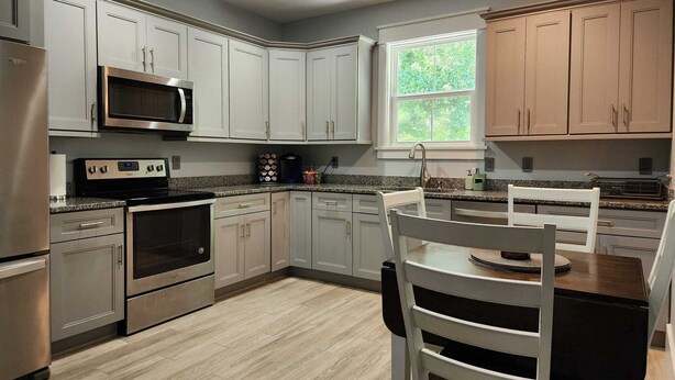 Unclassified image, 1 of 16, button - Beautiful 2-bedroom Apartment above Garage with AC in charming Mount Pleasant (Mount Pleasant)
