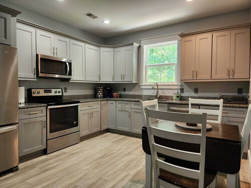 Beautiful 2-bedroom Apartment above Garage with AC in charming Mount Pleasant