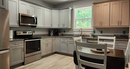 Beautiful 2-bedroom Apartment above Garage with AC in charming Mount Pleasant