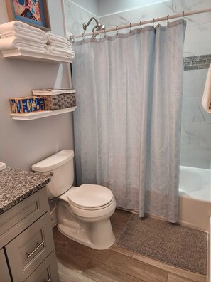 Hair dryer, towels, soap, toilet paper - Beautiful 2-bedroom Apartment above Garage with AC in charming Mount Pleasant (Mount Pleasant)