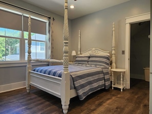 2 bedrooms, iron/ironing board, WiFi, bed sheets - Beautiful 2-bedroom Apartment above Garage with AC in charming Mount Pleasant (Mount Pleasant)