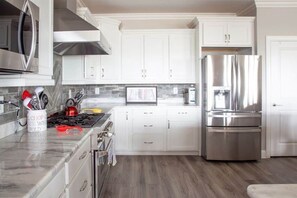 Fridge, microwave, oven, stovetop - Luxury - Divine By The Beach (Atlantic Beach)