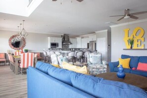 TV, fireplace - Luxury - Divine By The Beach (Atlantic Beach)