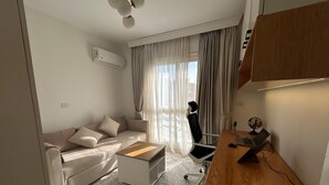 Superior-Apartment, Mehrere Betten, Klimaanlage, Gartenblick | Wohnbereich