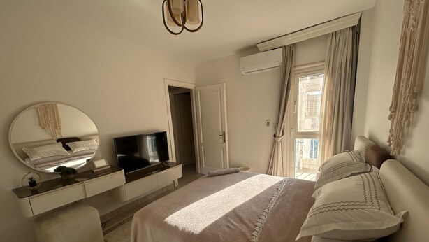 Superior-Apartment, Mehrere Betten, Klimaanlage, Gartenblick | Schallisolierte Zimmer, Bügeleisen/Bügelbrett, kostenloses WLAN
