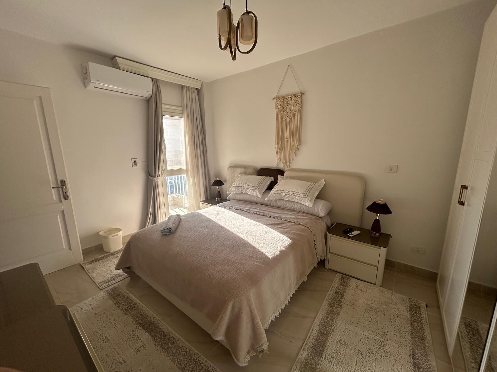 Superior-Apartment, Mehrere Betten, Klimaanlage, Gartenblick | Schallisolierte Zimmer, Bügeleisen/Bügelbrett, kostenloses WLAN