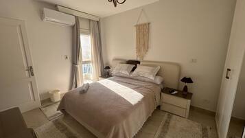 Superior-Apartment, Mehrere Betten, Klimaanlage, Gartenblick | Schallisolierte Zimmer, Bügeleisen/Bügelbrett, kostenloses WLAN